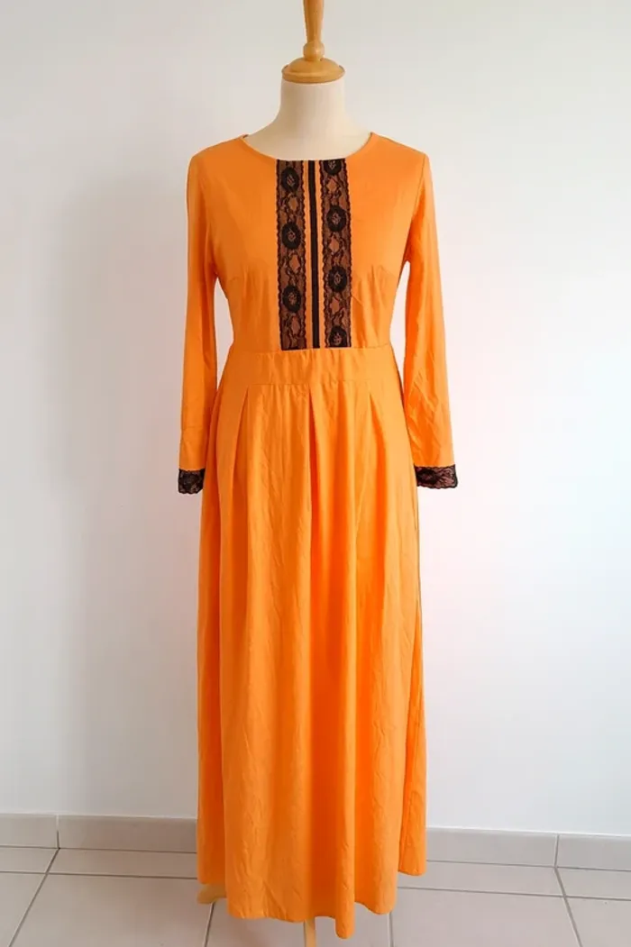 Robe longue orange dentelle noire