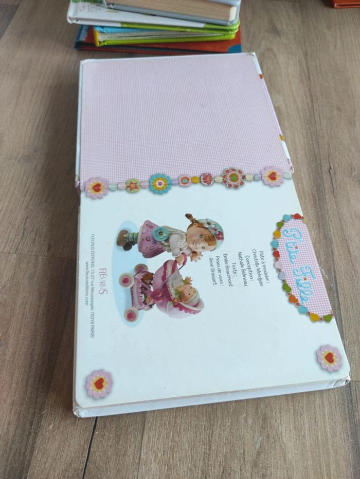 Livre : P'tite Fille : Lilou joue à la poupée - photo numéro 4