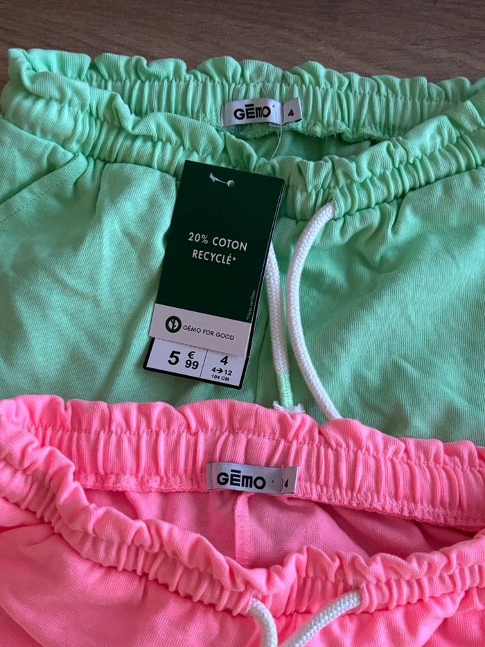 Je vend un lot de 2 short fille taille 4 ans neuf et très bon état - photo numéro 3