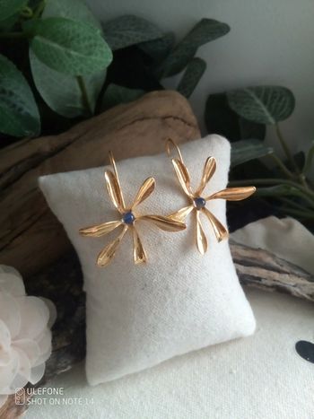 Boucles d'oreilles fleurs dorées et pierres de kyanite naturelles