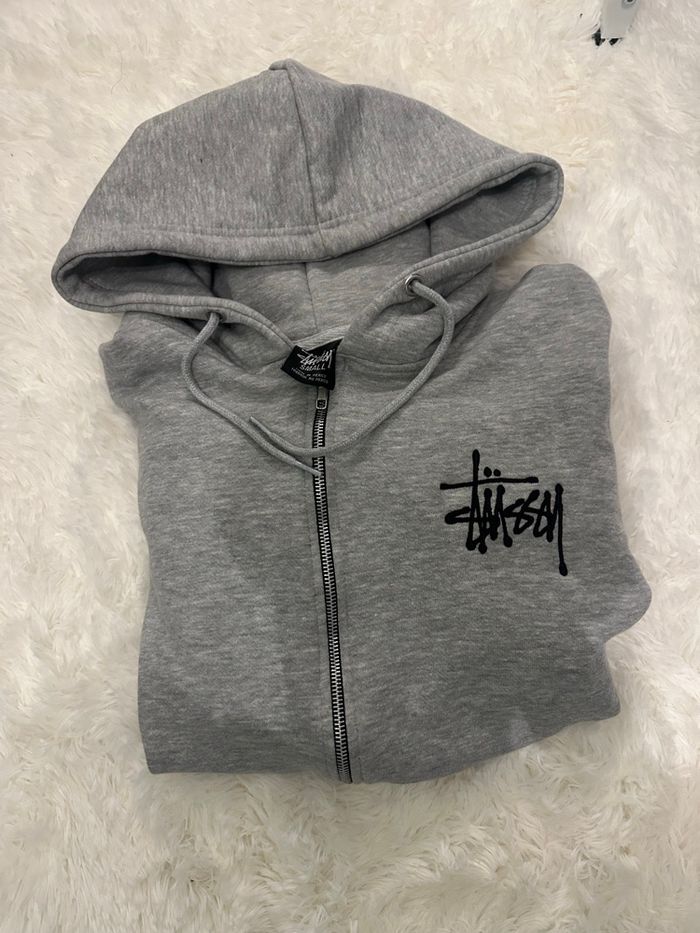Sweat à capuche Stussy gris 👕 - photo numéro 2