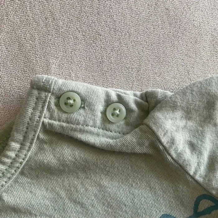 🌟 T-shirt bébé Kiabi à motif crocodile 🌟 - photo numéro 3