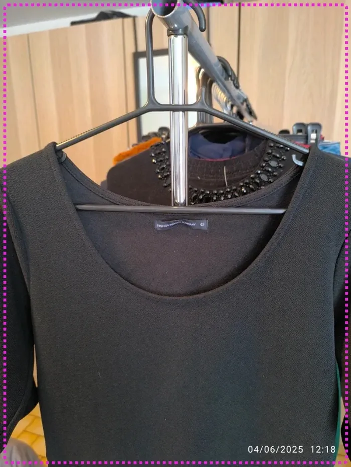 Robe noire moulante - photo numéro 2