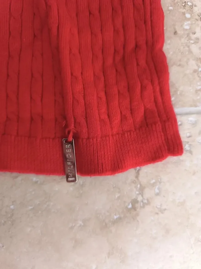 Joli pull Tommy Hilfiger taille L femme rouge, logo détaché et trou nuque - photo numéro 5