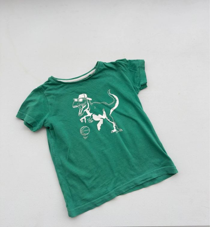 T shirt vert dinosaure et ballon de basket