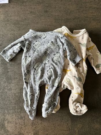 Lot de 2 pyjamas/ grenouillère motif dinosaure