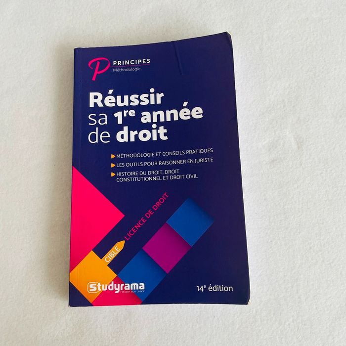 Manuel scolaire. Réussir sa 1re année de droit. Librairie Studyrama.