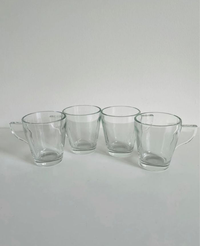 Lot de quatre petites tasses à café transparentes
