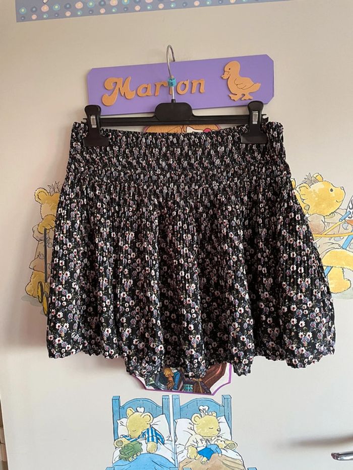 Jupe noire à fleurs, taille 34, marque H&M.
