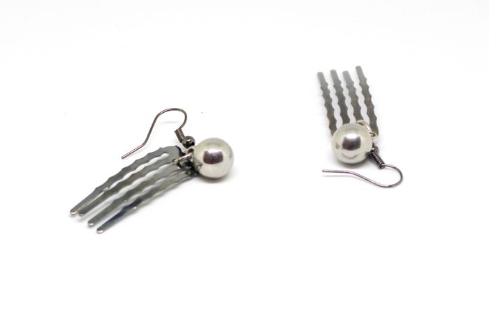 Boucles d'oreilles peignes et perles gris anthracite - photo numéro 1