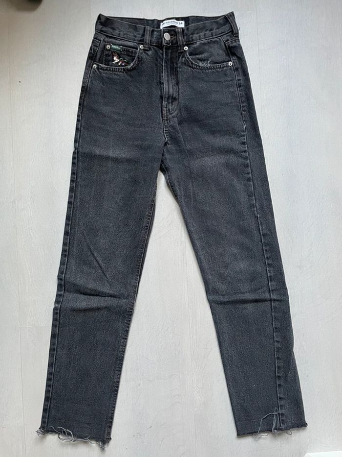 Jean mom noir Pull&Bear – effet vintage & détail brodé, taille haute