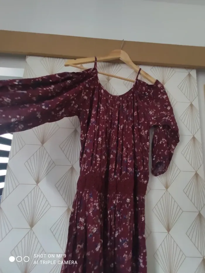 'Robe fleurie,epaules dénudées