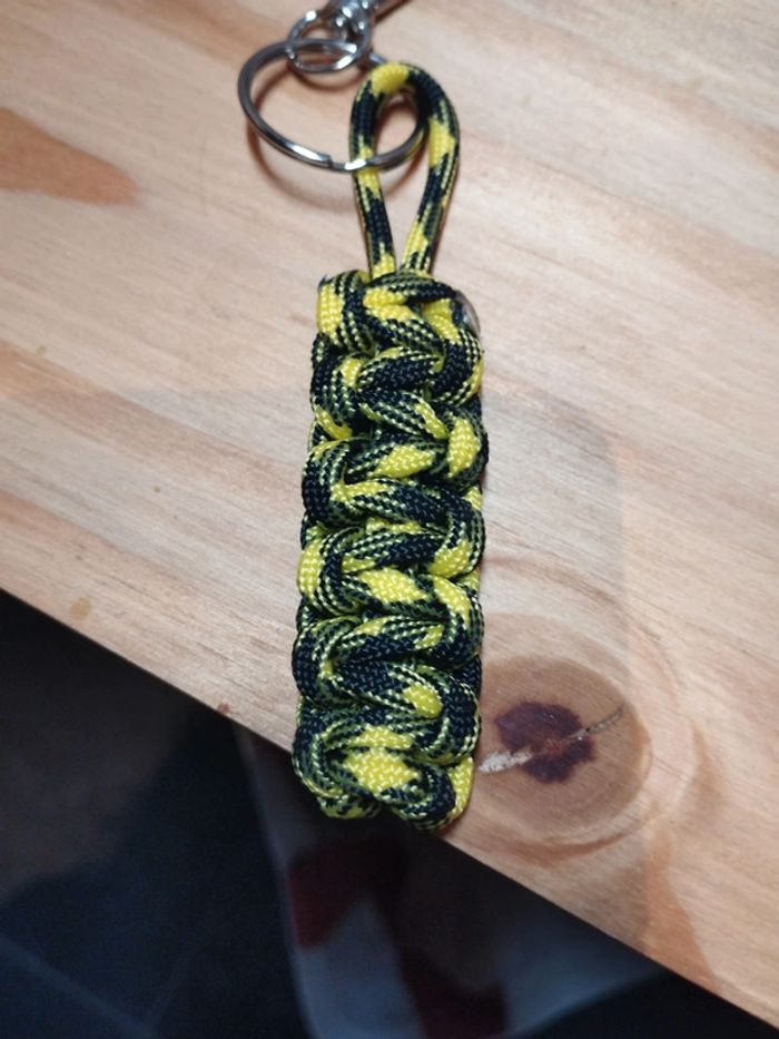 Porte clé en paracorde fait main jaune et noir - photo numéro 2