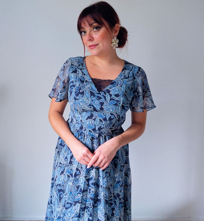 Robe longue voilage dentelle bleu motif paisley cachemire tendance Naf Naf Taille 38 M
Très bon état - photo numéro 4