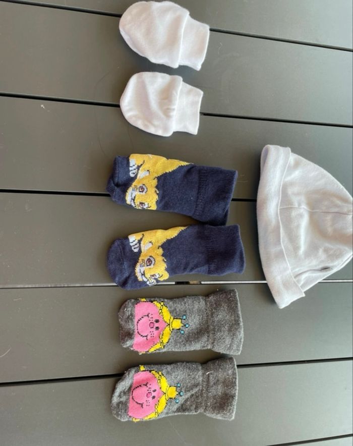 Chaussettes et bonnets de naissance