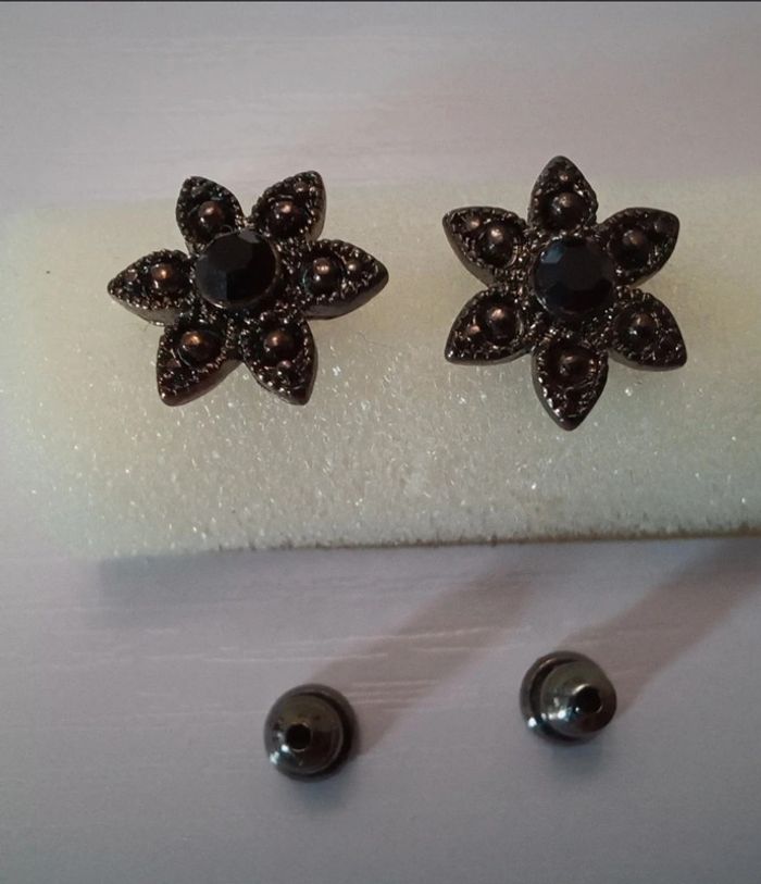 Boucles d'oreilles en forme de fleur noir En très bon état