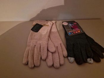Lot de gants neufs.