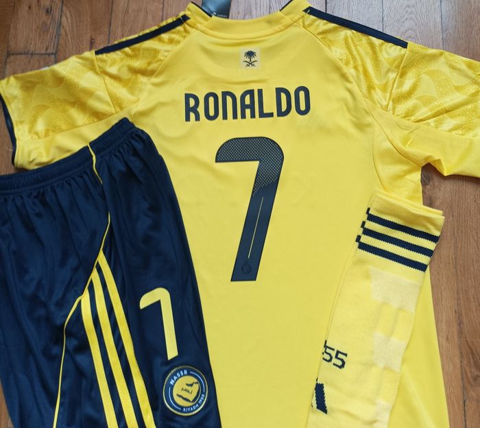 Belle tenue Ronaldo taille 14 ans modèle Al Nasser