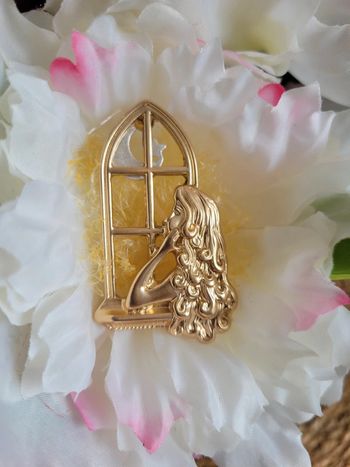 Broche femme devant le clair de lune