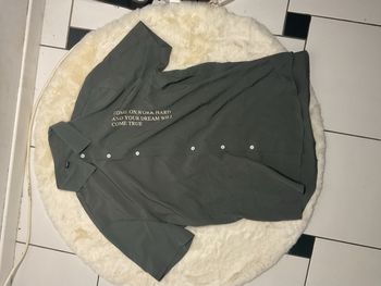Chemise verte kaki manches longues avec inscription taille : XL très bon état 