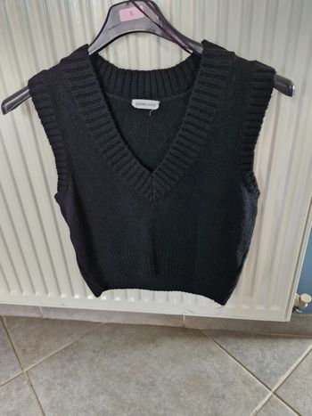 Pull col V sans manches 
