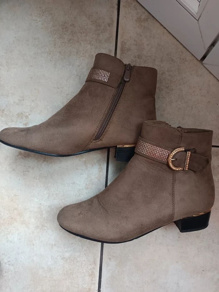 Bottines à talon femme en daim couleur taupe avec détails dorés - photo numéro 4
