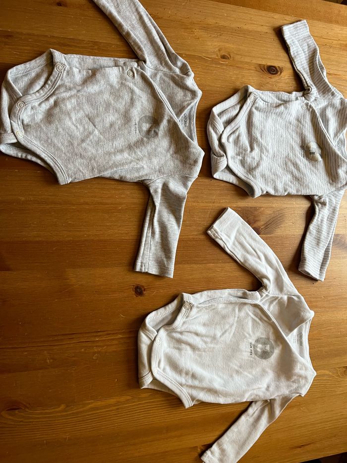 Lot bodies 1 mois - photo numéro 2