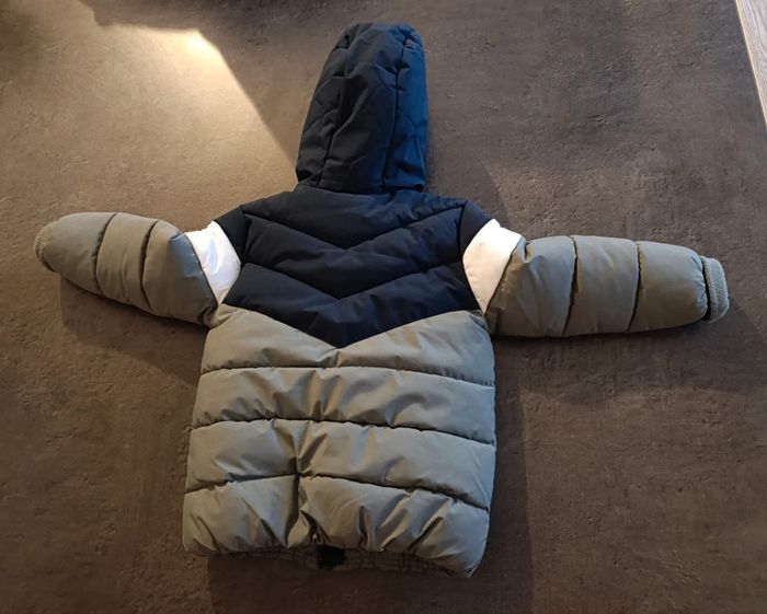 Manteau épais avec capuche tricolore
Taille 12 / 18 mois - photo numéro 2