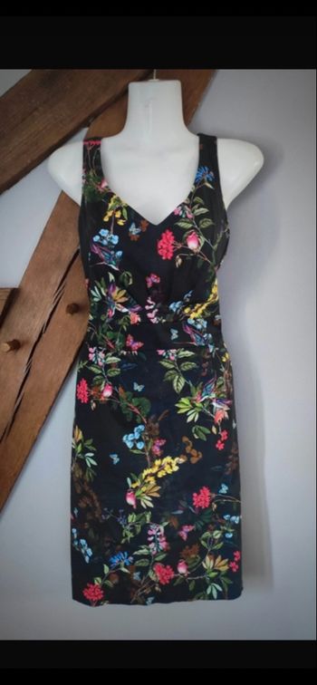 Belle robe noir fleurie taille 38 marque naf naf