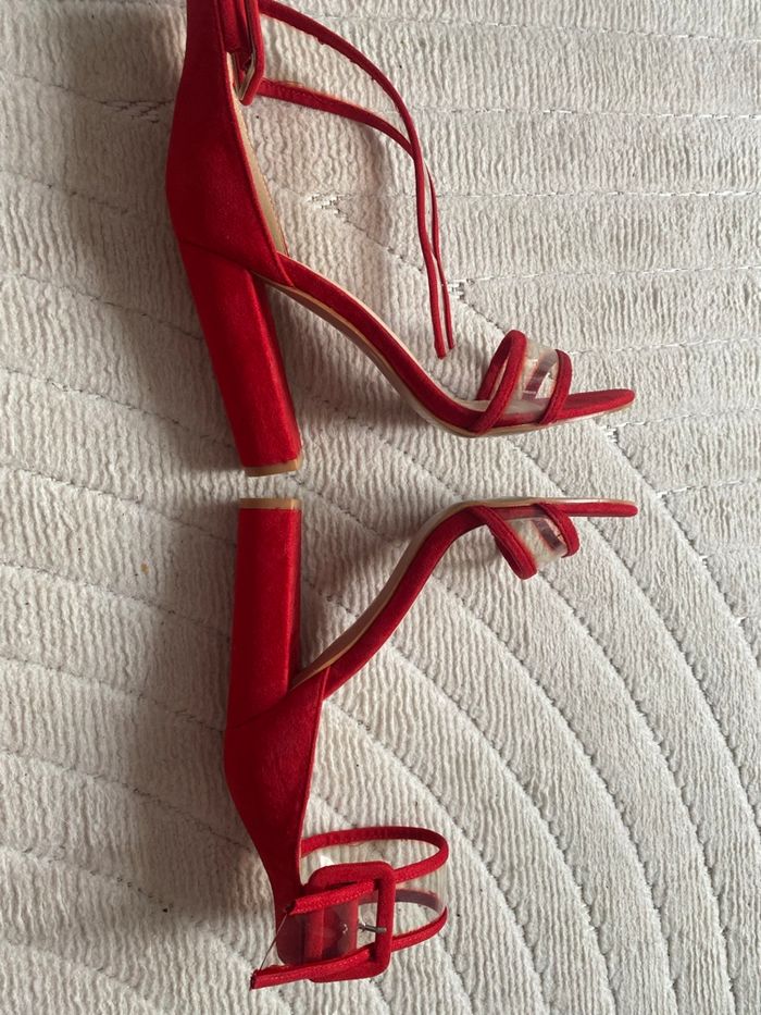 Paire de talons rouges - photo numéro 2