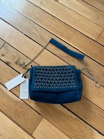 Sac petite mendigote cuir suede bleu avec détails tressés dorés