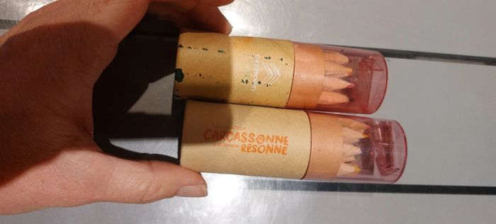 Boîtes à crayons de couleurs avec taille crayon inclus