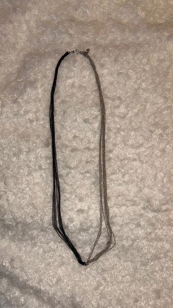 Collier noir et argenté