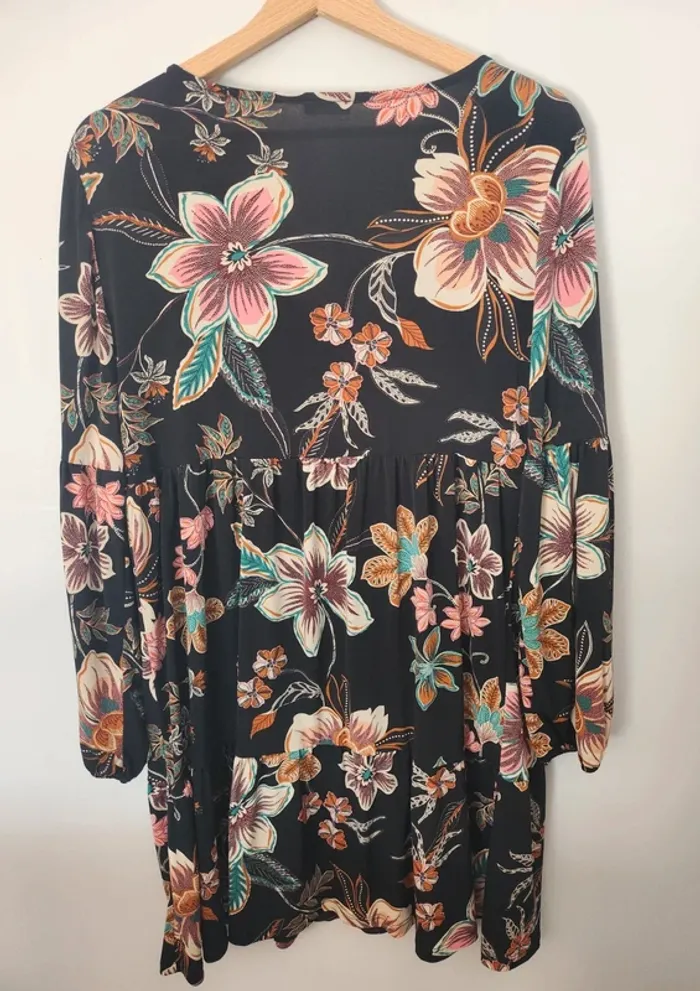 Robe formul fluide noire doublée motifs fleurs manches longues taille 40 en excellent état - photo numéro 3