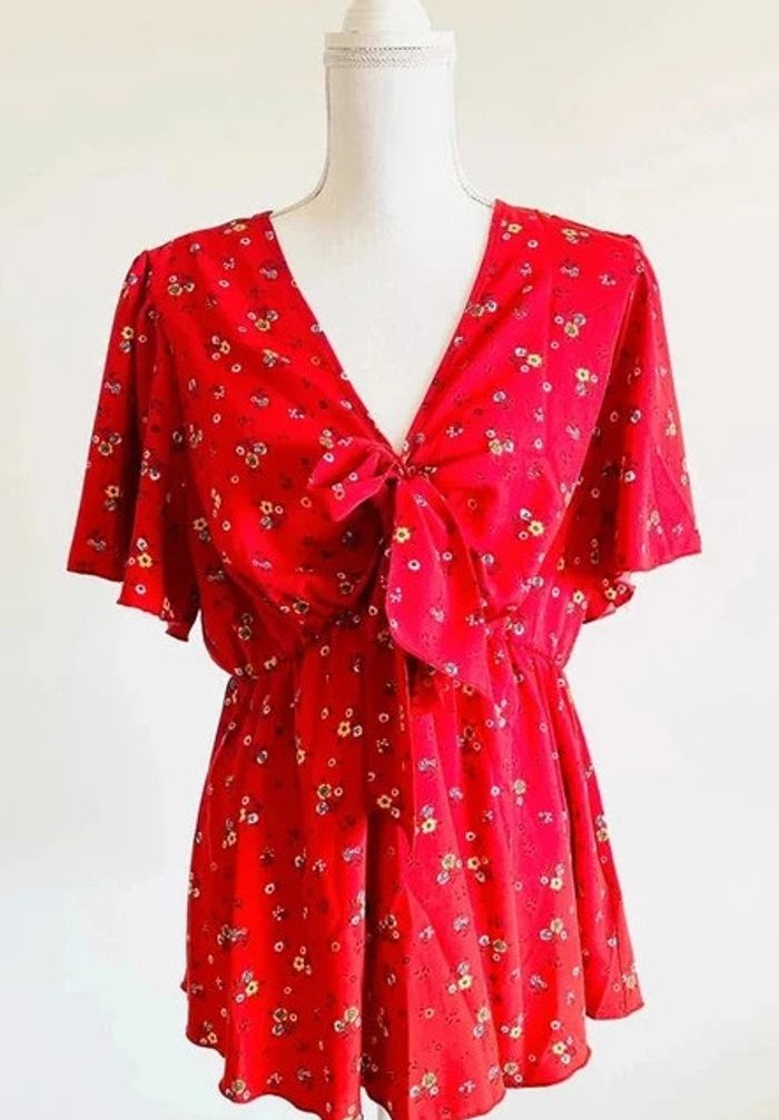 Top péplum rouge avec des fleurs - Boutique indépendante