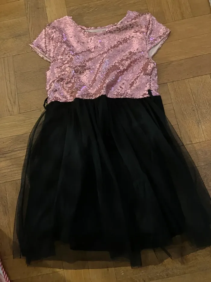 Robe pailletée rose avec volants en tulle