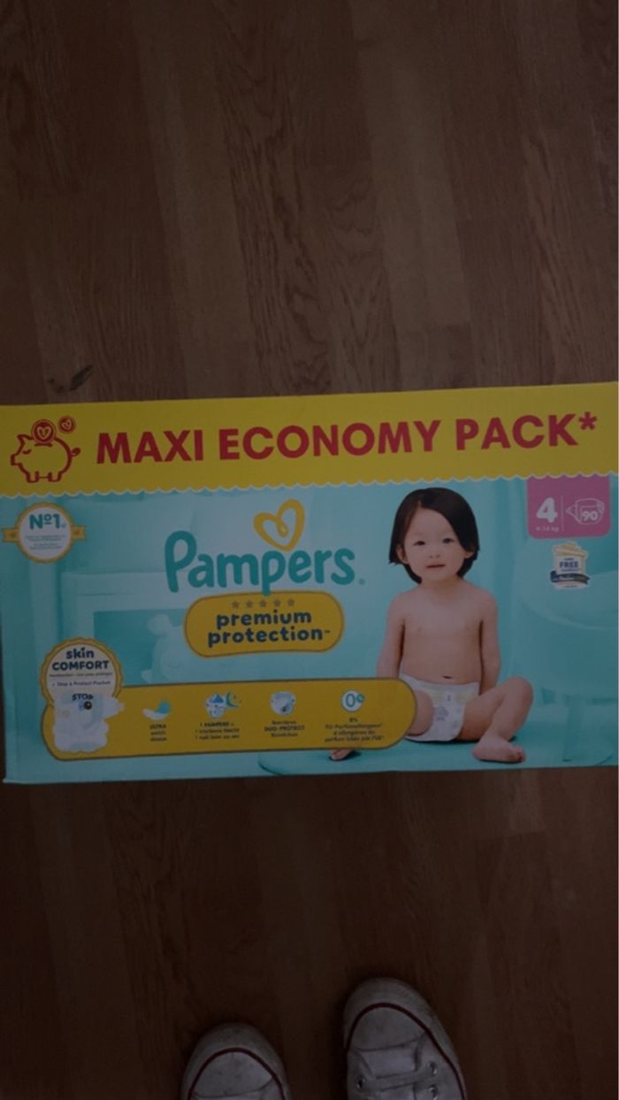 Couche Pampers taille 4