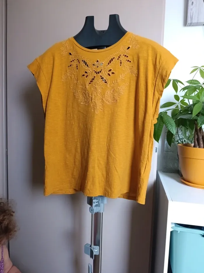 T-shirt couleur moutarde