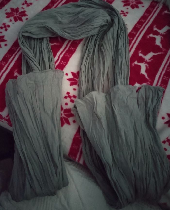 Écharpe grise en très bon état - photo numéro 4