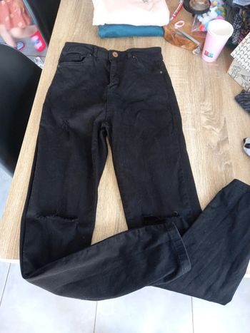Pantalon noir déchiré