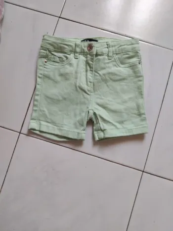 Short Tex vert clair 2-3 ans