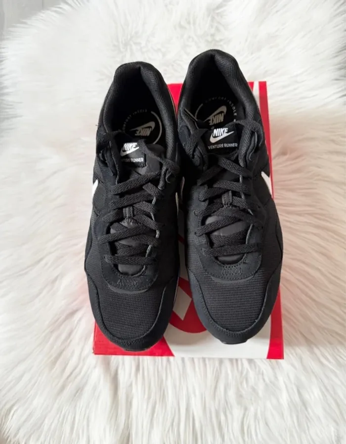 Nike Venture Runner – Taille 44,5 – noir/blanc – Neuf avec étiquette - photo numéro 9