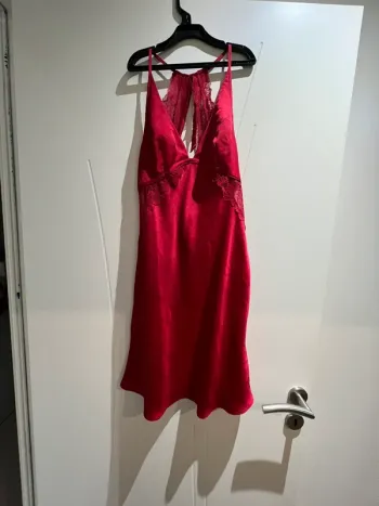 Nuisette rouge avec détails en dentelle