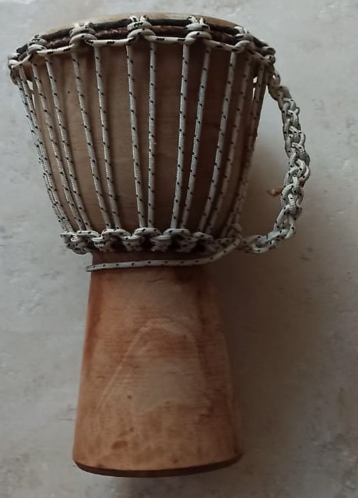 Djembé en acajou sélectionné – Hauteur: 30 cm, diamètre: 16 cm - photo numéro 2