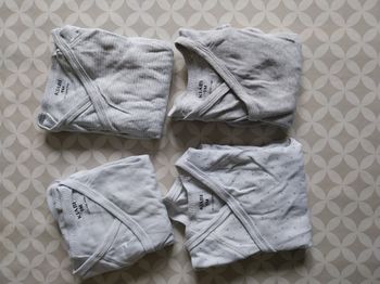 👶 Lot de 4 bodies bébé – 9 mois – Manches longues
