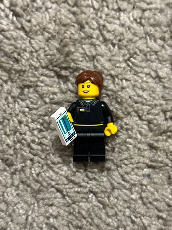 Figurine vendeuse lego avec son terminal de paiement