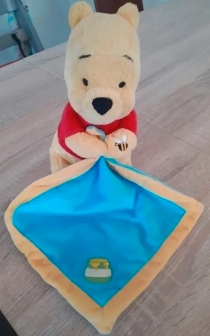Peluche Winnie l'ourson et sa couverture Disney