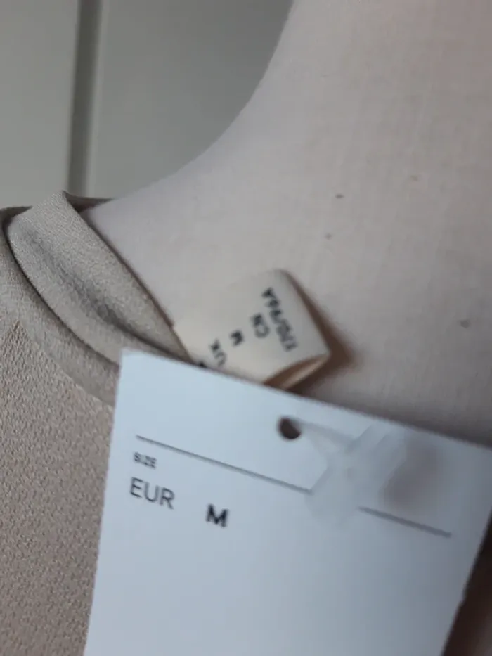 Jolie robe beige mastic légèrement plissée - photo numéro 8