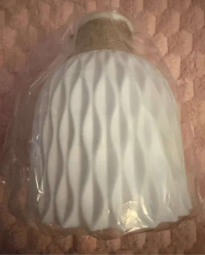 Petit vase en plastique blanc