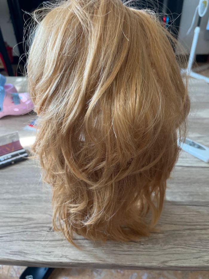 Perruque blonde courte en fibre Kanekalon – effet naturel/ belle couleur - photo numéro 2